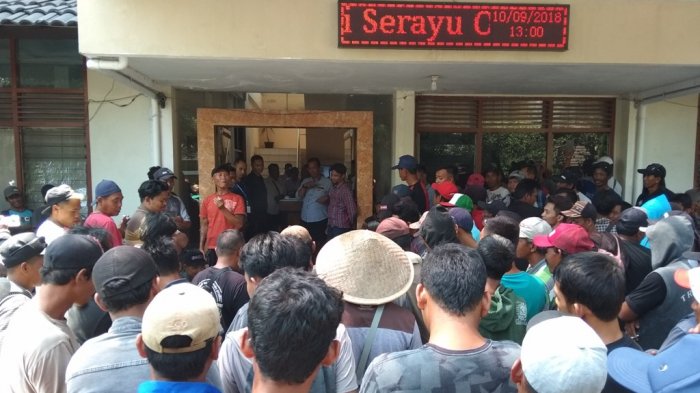 Kelompok Penambang Pasir melakukan unjuk rasa di Kantor Balai Besar Wilayah Sungai Serayu Opak (BBWSSO) menuntut pemberlakuan PP 23 Tahun 2010 tentang penggunaan mesin mekanik dibawah 25pk untuk digunakan penambang rakyat, Senin (10/9/2018).