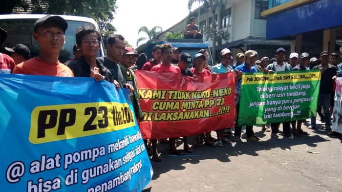 Kelompok Penambang Pasir melakukan unjuk rasa di Kantor Balai Besar Wilayah Sungai Serayu Opak (BBWSSO) menuntut pemberlakuan PP 23 Tahun 2010 tentang penggunaan mesin mekanik dibawah 25pk untuk digunakan penambang rakyat, Senin (10/9/2018).