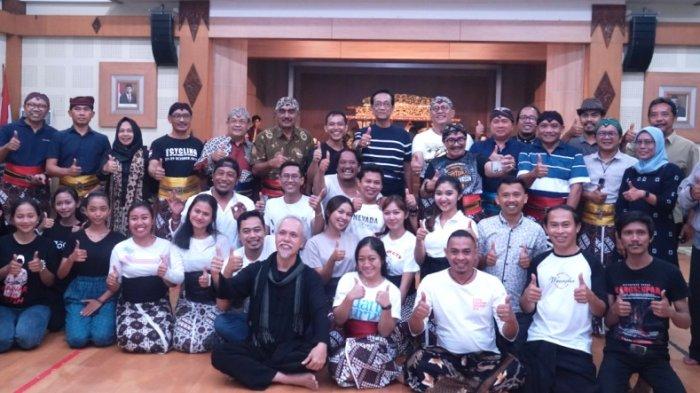 Gubernur DIY, Sri Sultan HB X foto bersama para pemain Ketoprak Istimewa yang sebagian besar merupakan pejabat di DIY