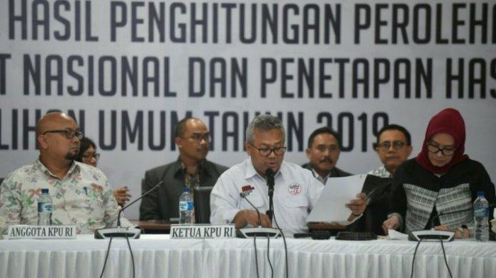 Ketua KPU Arief Budiman membacakan penetapan hasil rekapitulasi nasional perolehan suara Pemilu 2019 di Gedung KPU, Jakarta, Selasa (2152019) dinihari.
