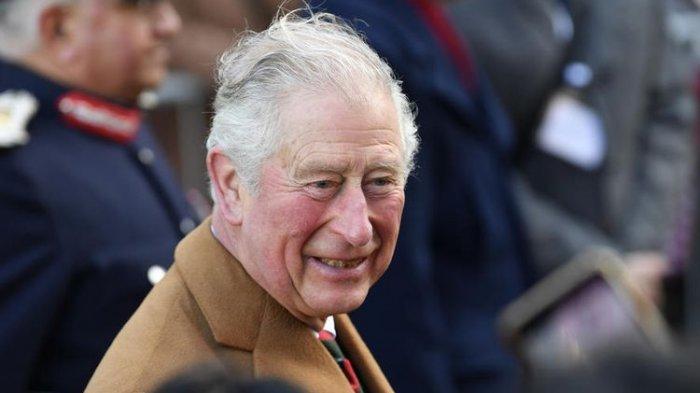 Pangeran Charles saat mengunjungi Leicester Market di Leicester, Inggris, pada 11 Februari 2020. Rabu (25/3/2020) pria berjuluk Prince of Wales ini dinyatakan positif mengidap virus corona.