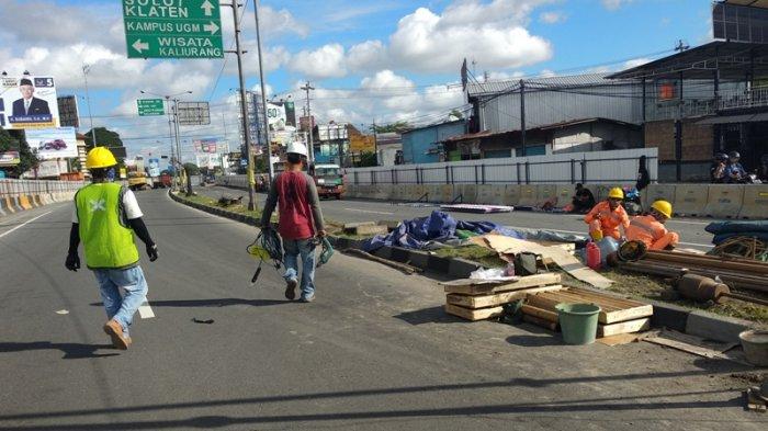 Pekerja sedang melakukan persiapan Pengeboran Underpass Kentungan, Jumat (18/1/2019)