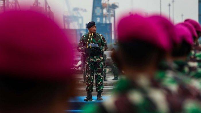 Kepala Staf Angkatan Laut (Kasal), Laksamana TNI Yudo Margono melakukan inspeksi pasukan saat Gelar Pasukan Kesiapsiagaan TNI Angkatan Laut Tahun 2020 di dermaga JICT II, Pelabuhan Tanjung Priok, Jakarta Utara, Senin (23/11/2020). Apel pasukan tersebut digelar untuk memeriksa kesiapansiagaan prajurit maupun alutsista TNI Angkatan Laut guna menyambut tugas-tugas ke depan.