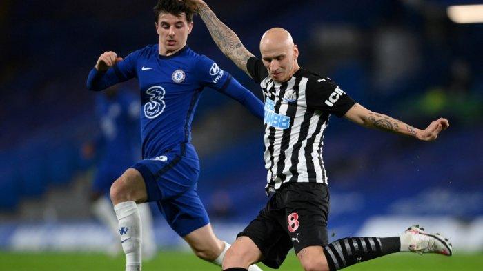 Mason Mount dan Jonjo Shelvey di Liga Inggris Chelsea vs Newcastle United di Stamford Bridge di London pada 15 Februari 2021.