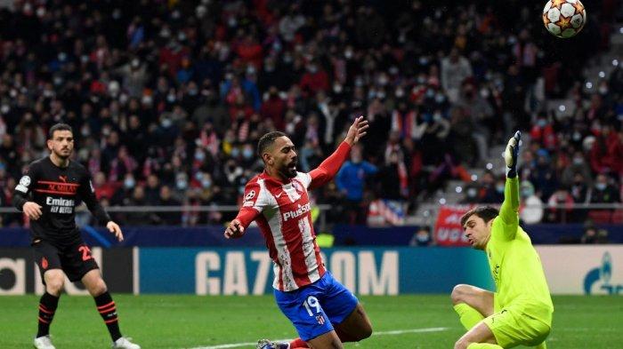 Matheus Cunha vs Ciprian Tatarusanu di laga Grup B Liga Champions antara Atletico Madrid vs AC Milan di stadion Wanda Metropolitano di Madrid pada 24 November 2021 .