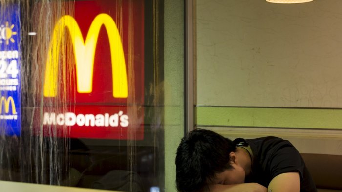 McRefugee istilah yang digunakan untuk menyebut orang-orang yang sengaja menginap di gerao McDonald