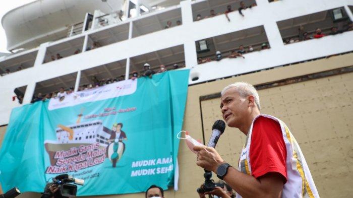 Gubernur Jawa Tengah Ganjar Pranowo menyambut ribuan peserta mudik gratis menggunakan KM Ciremai yang turun di Pelabuhan Tanjung Emas Semarang, Sabtu (30/4/2022).