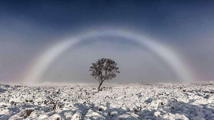 Penampakan pelangi berwarna putih di Rannoch Moor, Skotlandia.
