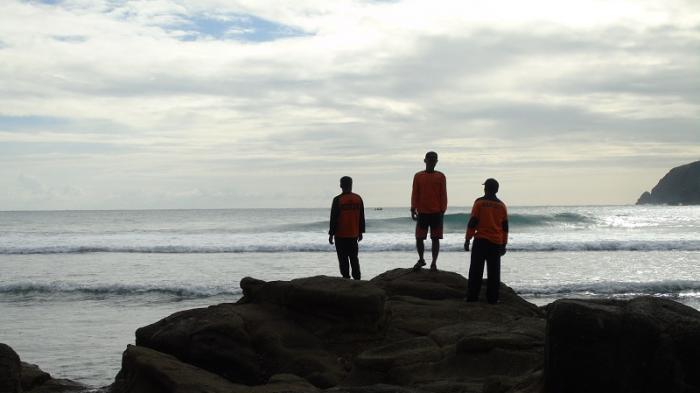 Tim gabungan SAR tengah melakukan pencarian korban tergulung ombak di Pantai Wediombo, Gunungkidul, Selasa (13/9/2016).