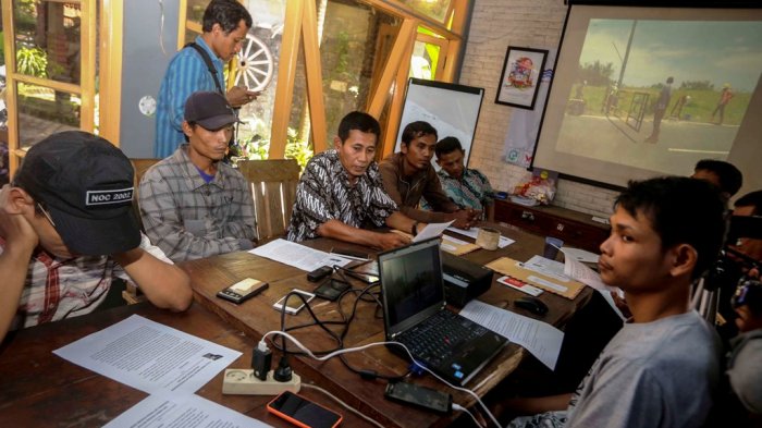 Perwakilan warga yang tergabung dalam Paguyuban Warga Penolak Penggusuran Kulo Progo (PWPP-KP) memberikan pernyataan sikap saat jumpa pers di kantor Walhi Yogyakarta, Kamis (22/3/2018). Dalam kesempatan tersbeut warga yang tergabung dalam PWPP-KP menyatakan penolakan terhadap penutupan jalan Daendels serta tetap menolak pembangunan bandara serta menyatakan tidak akan pernah melepas sertifikat tanah.