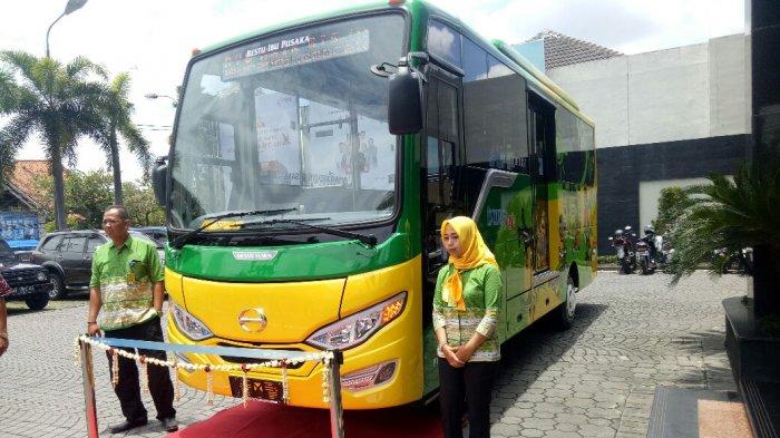 Peresmian enam bus peremajaan Trans Jogja dibawah naungan operator PT Jogja Tugu Trans (JTT) di halaman Kantor Pusat Bank BPD DIY, Senin (4/3/2019).