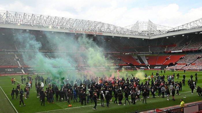 Pendukung MU memprotes pemilik Manchester United di stadion Old Trafford Minggu 2 Mei 2021 jelang pertandingan melawan Liverpool. Manchester United adalah salah satu dari enam tim Liga Premier yang mendaftar ke turnamen Liga Super Eropa yang memisahkan diri. Tetapi hanya 48 jam kemudian Liga Super runtuh ketika United dan klub Inggris lainnya mundur.