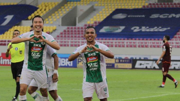 Irfan Jaya (kanan) dan Arthur Irawan melakukan selebrasi setelah mencetak gol pertama PSS Sleman melawan Borneo FC di Stadion Manahan Solo, Senin (1/11/2021) sore.