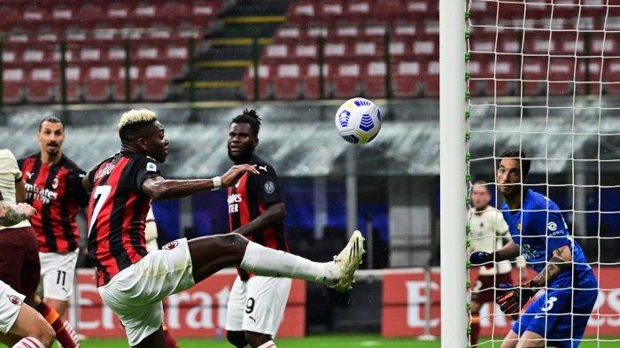 Penyerang Portugal AC Milan Rafael Leao (kiri) mengontrol bola saat pertandingan sepak bola Serie A Italia antara AC Milan dan AS Roma di Stadion Meazza di Milan pada 26 Oktober 2020.