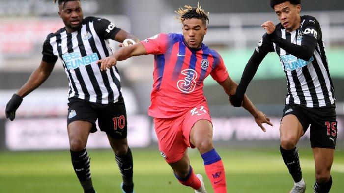 Bek Inggris Chelsea, Reece James (tengah) bersaing dengan gelandang Newcastle United Prancis Allan Saint-Maximin (kiri) dan bek Newcastle United kelahiran Inggris Irlandia Utara Jamal Lewis selama pertandingan sepak bola Liga Utama Inggris antara Newcastle United dan Chelsea di St James 'Park di Newcastle-upon-Tyne, Inggris timur laut pada 21 November 2020.