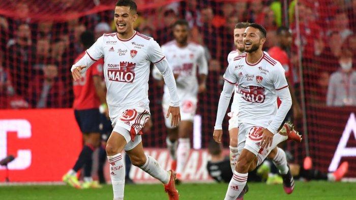 Romain Faivre (kiri) merayakan gol di Ligue 1 Prancis antara Lille vs Brest di stadion Pierre-Mauroy di Villeneuve-d'Ascq, Prancis utara, pada 23 Oktober 2021.