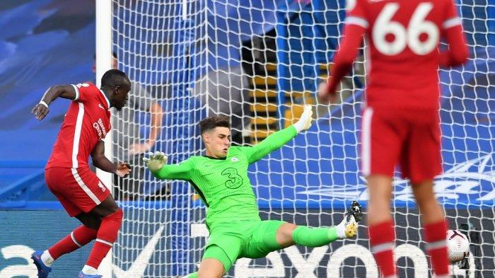 Striker Liverpool Senegal Sadio Mane (kiri) mencetak gol kedua mereka melewati kiper Spanyol Chelsea Kepa Arrizabalaga selama pertandingan sepak bola Liga Utama Inggris antara Chelsea dan Liverpool di Stamford Bridge di London pada 20 September 2020.