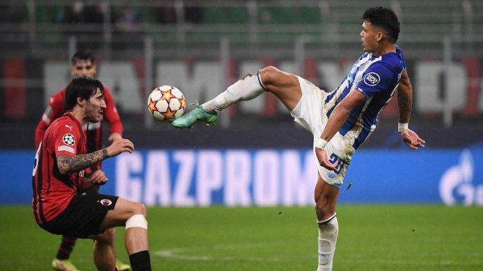 Sandro Tonali vs Evanilson Barbosa di Liga Champions antara AC Milan vs Porto pada 3 November 2021 di stadion San Siro di Milan.