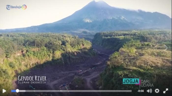 Pemandangan penambangan pasir di lereng Merapi