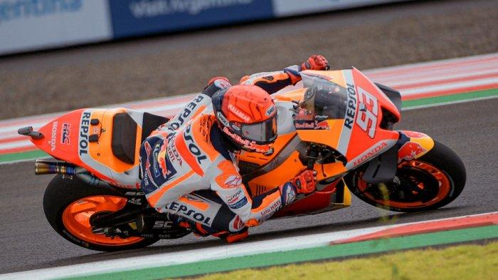 Pembalap tim Repsol Honda asal Spanyol Marc Marquez pada sesi latihan bebas balapan MotoGP GP Indonesia di Sirkuit Internasional Mandalika di Kuta Mandalika Lombok Tengah pada 18 Maret 2022.