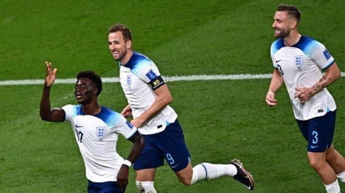 Pemain Timnas Inggris merayakan gol. Inggris menggilas Iran dengan skor 6-2. Gol-gol Inggris dicetak para pemain Liga Inggris.