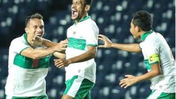 Ricky Kambuaya (tengah) mencetak gol pembuka Timnas pada menit kelima.