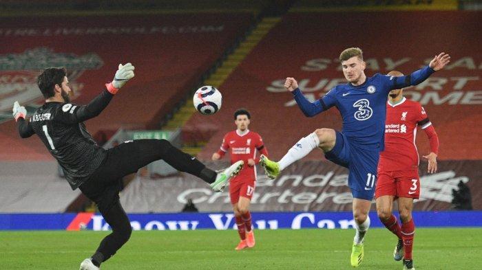 Timo Werner dan Alisson Becker di Liga Inggris Liverpool vs Chelsea di Anfield di Liverpool, barat laut Inggris pada 4 Maret 2021.