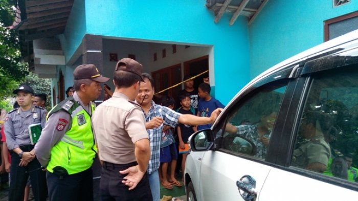 Suasana di lokasi ditemukannya kedua mayat yang berjenis kelamin laki-laki dan perempuan, Jumat (28/7/2017)