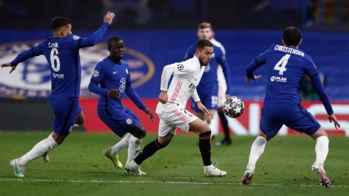 Eden Hazard dikaitkan lagi dengan Chelsea. Foto dok. Gelandang Real Madrid, Eden Hazard mendapat penjagaan ketat dari pemain Chelsea pada semifinal leg kedua Liga Champions di Stamford Bridge, Kamis (6/5/2021).