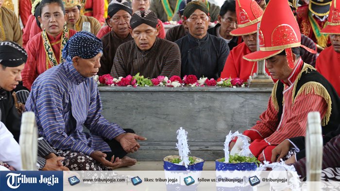 ZIARAH MAKAM PAHLAWAN - Sejumlah anggota bregada berziarah ke Taman Makam Pahlawan Kusumanegara, Yogyakarta, Rabu (8/11/2017). Ziarah dilakukan untuk memperingati Hari Pahlawan yang jatuh pada tanggal 10 November 2017.