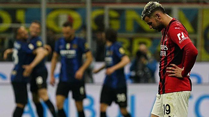 Fullback AC Milan, Theo Hernandez tertunduk lesu ketika Rossoneri dikalahkan Inter Milan dengan skor 0-3 pada laga Derby della Madonnina semifinal leg kedua Coppa Italia di Stadion Giuseppe Meazza, Rabu (20/4/2022). (acmilan.com)