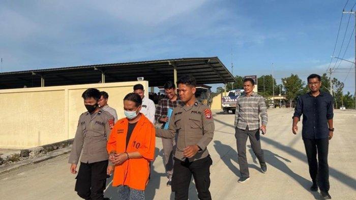 AMN (berbaju tahanan oranye) tersangka korupsi proyek revitalisasi saluran air di Mansalong, Nunukan tahun anggaran 2021 saat akan dibawa ke tahanan Polda Kaltara, Kamis (1/9/2022). (HO/Polda Kaltara)