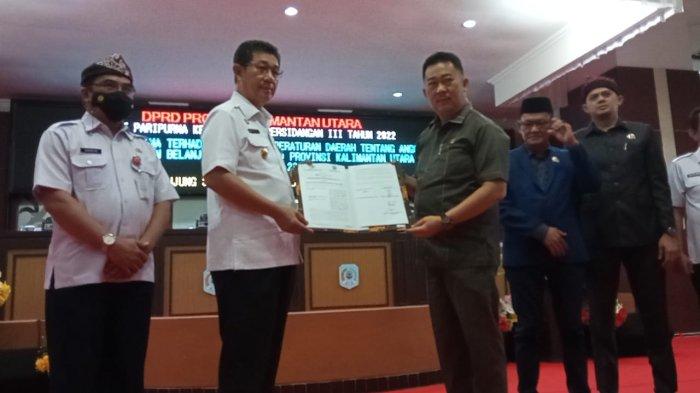 Ketua DPRD Kaltara Albertus Stefanus Marianus dan Wagub Kaltara Yansen Tipa Padan memperlihatkan berkas APBD Kaltara 2023 usai ditandatangani persetujuan bersama APBD Kaltara 2023 dalam Rapat Paripurna di Gedung DPRD Kaltara, Rabu (30/11/2022).