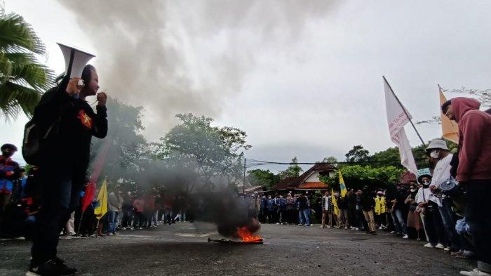 Aksi mahasiswa menuntut tiga poin untuk disuarakan ke pusat pada Rabu (13/4/2022).