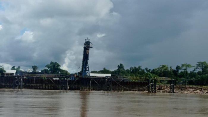 Aktivitas bongkar muat pertambangan batu bara di perairan Sungai Sesayap wilayah Kecamatan Malinau Kota, Kabupaten Malinau, Provinsi Kalimantan Utara, Selasa (6/12/2022).
(TRIBUNKALTARA.COM / MOHAMMAD SUPRI)