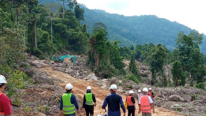 Sebuah alat berat saat tengah memindahkan material di lokasi pembangunan bendungan 1 PLTA Kayan, Desa Muara Pangean, Kecamatan Peso, Bulungan.