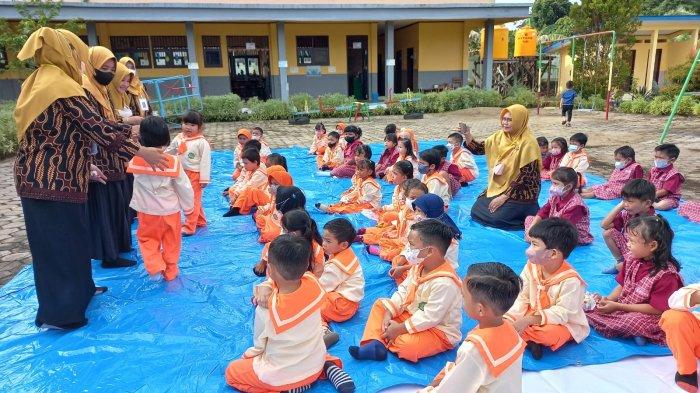Kegiatan pengenalan lingkungan sekolah saat penerimaan siswa baru di TK Negeri Pembina pada Juli 2022 lalu.