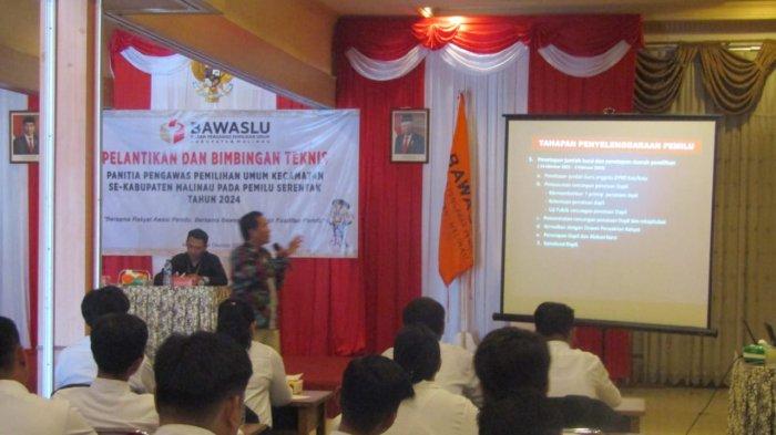 Anggota KPU Malinau, Indra Gunawan saat menjadi penyaji dalam kegiatan Bimbingan teknis Anggota Panwaslu Kecamatan Kabupaten Malinau, Provinsi Kalimantan Utara, Sabtu (29/10/2022).