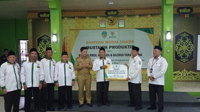 Ketua Baznas Kalimantan Utara, Abdurahmad Thalib, saat menyalurkan bantuan modal secara simbolis kepada Mustahik produktif di Kabupaten Tana Tidung, Selasa (13/9/2022)