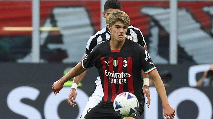 Charles De Ketelaere ketika menjalani debut bersama AC Milan melawan Udinese di laga perdana Liga Italia Serie A di Stadion San Siro, Minggu (14/8/2022), Rossoneri menang dengan skor 4-2. (acmilan.com)