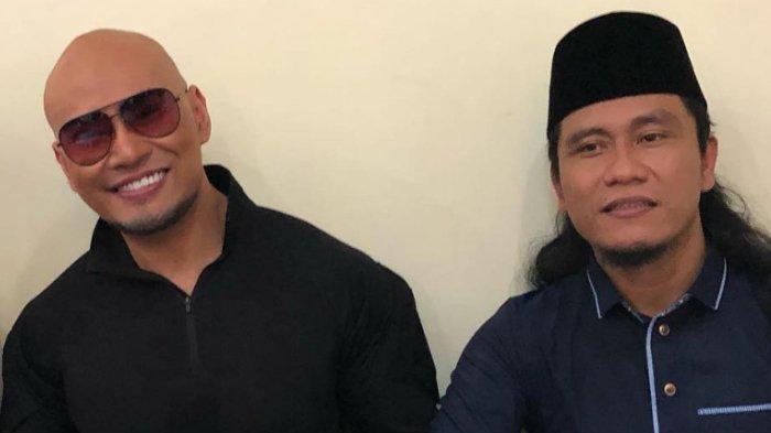 Potret Deddy Corbuzier dan Gus Miftah - Kekinian pemilik podcast Close The Door ini didoakan naik haji tahun ini oleh Gus Miftah.
