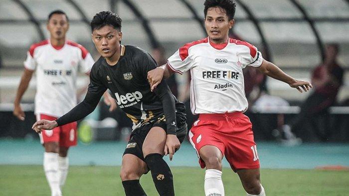 Duel pemain Dewa United dan Persis Solo dalam ajang Piala Presiden di Stadion Manahan, Jumat (24/6/2022). Laga berkesudahan dengan hasil imbang 1-1. (Instagram / @persisofficial)