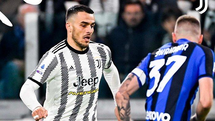 Winger Juventus, Filip Kostic pada Derby d Italia melawan Inter Milan di Allianz Stadium, Senin (7/11/2022). (Twitter / @juventusfc)