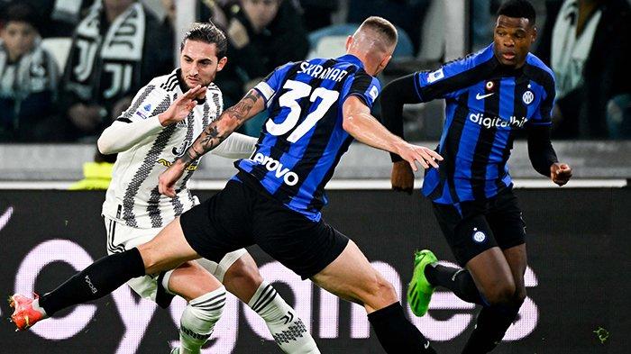 Gelandang Juventus, Adrien Rabiot pada Derby d Italia melawan Inter Milan di Allianz Stadium, Senin (7/11/2022).