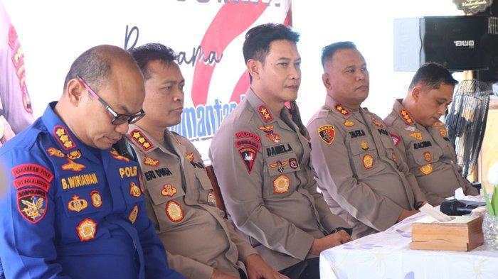 Kapolda Kaltara Irjen Pol Daniel Adityajaya (tengah), menyapa warga Kota Tarakan dalam kegiatan Jumat Curhat, di kafe King Borneo, Tarakan, Kalimantan Utara, Jumat (20/1/2023).