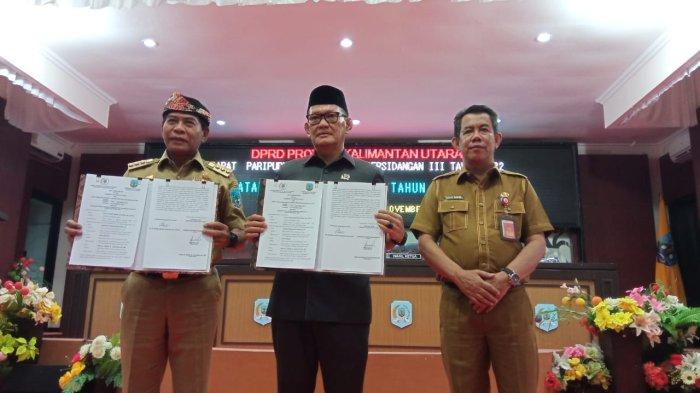 Gubernur Kaltara Zainal Paliwang dan Wakil Ketua DPRD Kaltara Andi Hamzah saat menandatangani persetujuan bersama KUA PPAS APBD 2023 di Gedung DPRD Kaltara, Senin (7/11/2022).
