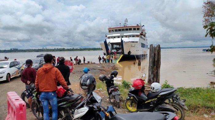 Aktivitas Kapal Feri yang tiba di Pelabuhan Sebawang Kabupaten Tana Tidung.