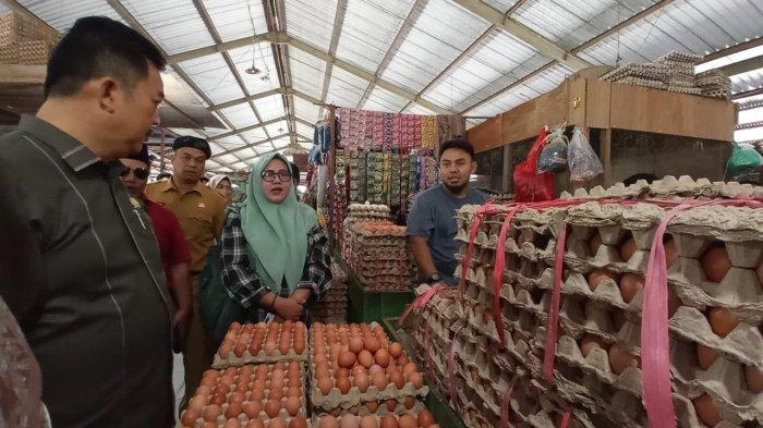 Ketua DPRD Kaltara, Albertus Stefanus Marianus saat meninjau harga telur ayam di Pasar Induk Tanjung Selor, Selasa (20/9/2022).