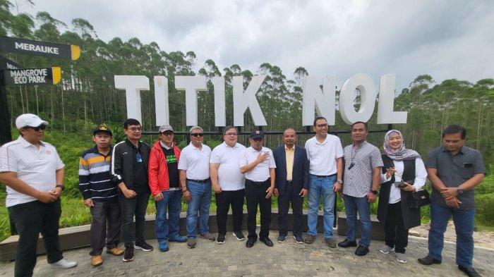 Dua mantan Menteri Perencanaan Pembangunan Nasional (PPN) dan Kepala Bappenas, yakni Andrinof Chaniogo dan Bambang Brojonegoro serta Rektor Uniba Isradi Zaenal foto bersama di depan Titik Nol IKN Nusantara.