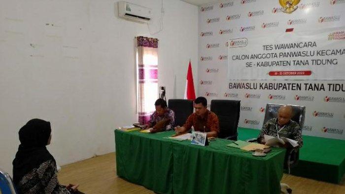 Pelaksanaan tes wawancara calon Panwascam di Media Center Bawaslu Kabupaten Tana Tidung hari ini.